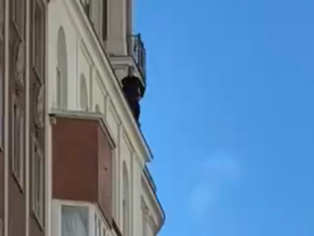 Cortan la Gran Vía de Madrid durante dos horas por la presencia de un hombre en la fachada de un hotel