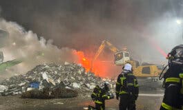 Un incendio calcina 3.000 metros cúbicos de chatarra en una nave de Leganés