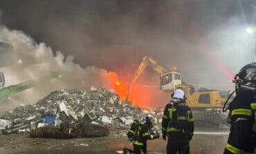 Un incendio calcina 3.000 metros cúbicos de chatarra en una nave de Leganés