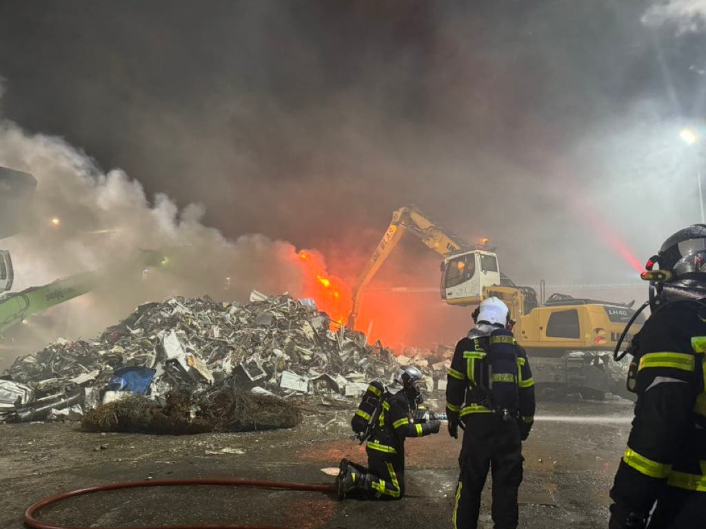 Un incendio calcina 3.000 metros cúbicos de chatarra en una nave de Leganés