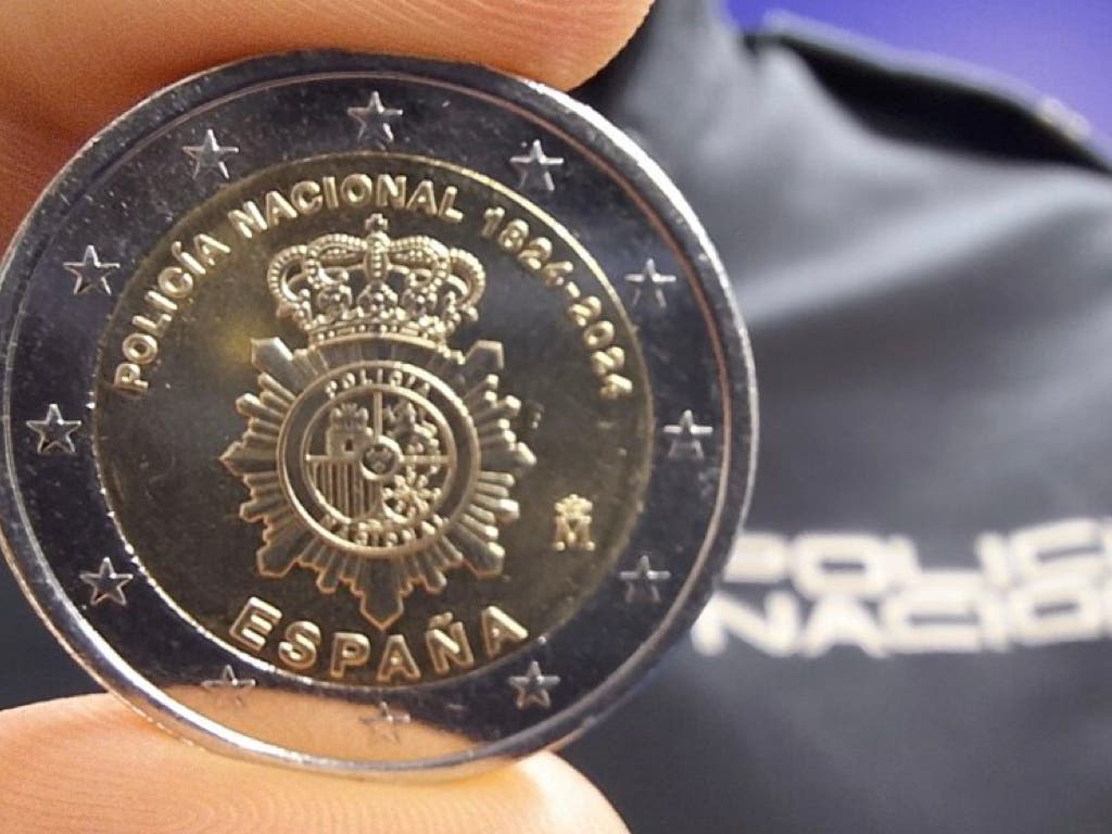 Entra en circulación la nueva moneda de dos euros conmemorativa del 200 aniversario de la Policía Nacional