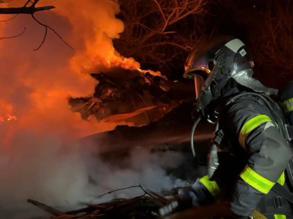 Un incendio arrasa de madrugada 600 metros cuadrados de enseres y chatarra en una zona de infraviviendas de Arroyomolinos