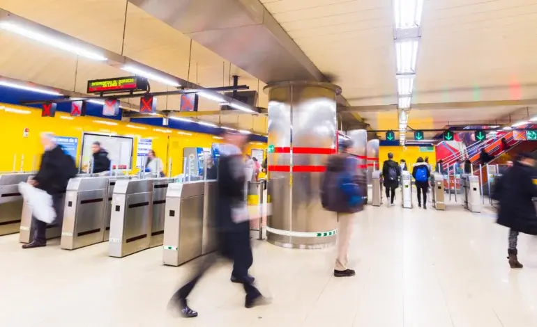 Cae una banda de carteristas que estafó 3 millones de euros con la documentación robada en el Metro de Madrid