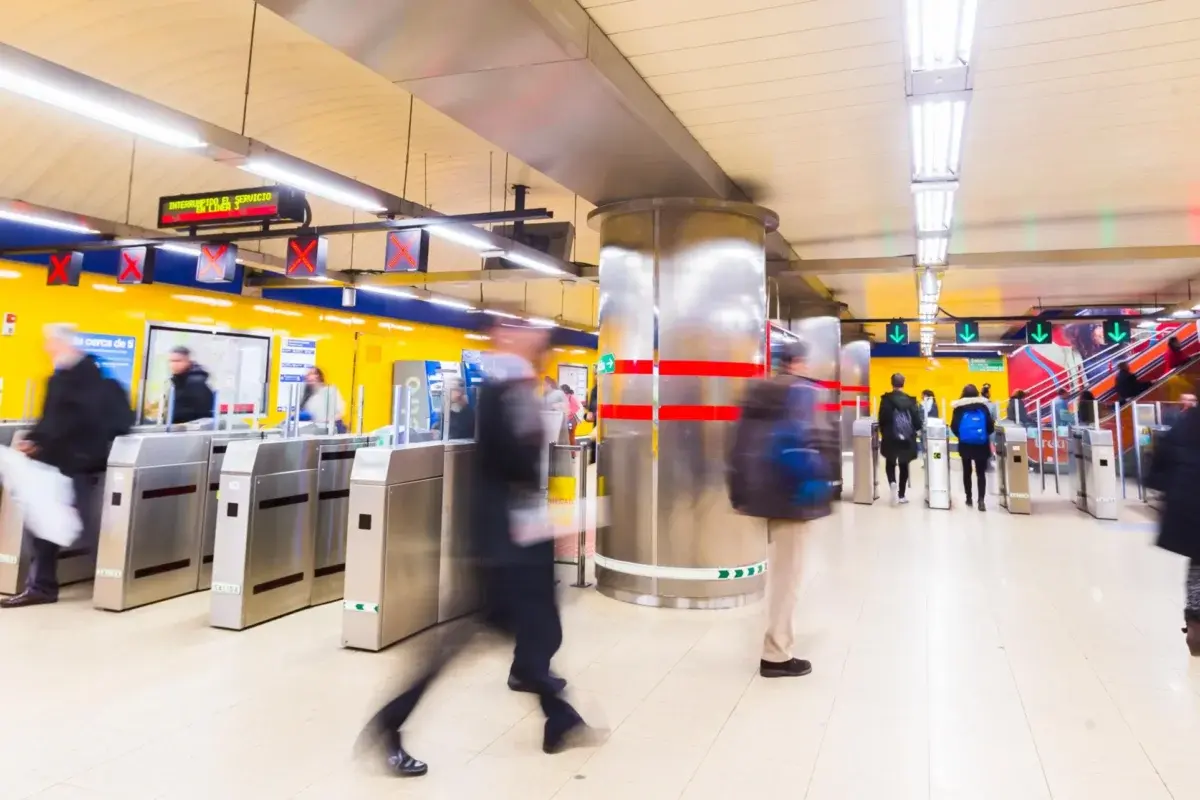 Cae una banda de carteristas que estafó 3 millones de euros con la documentación robada en el Metro de Madrid