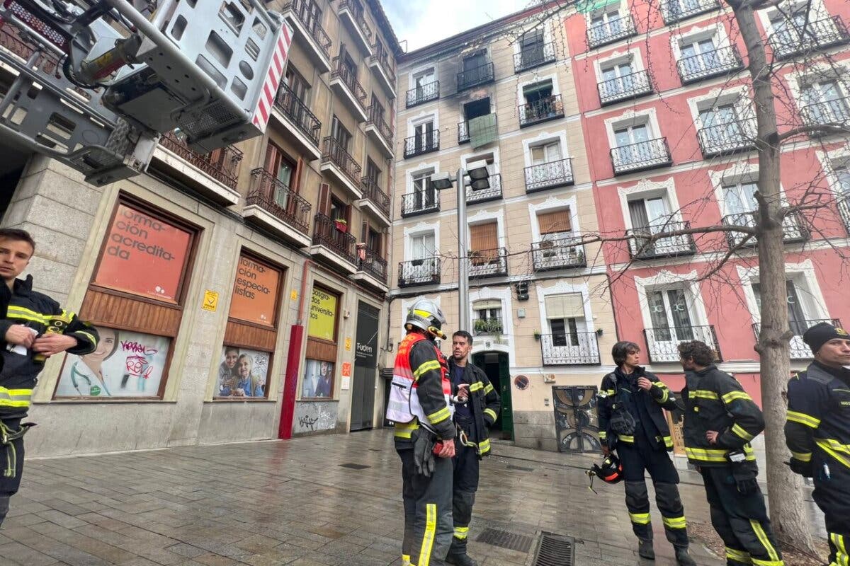 Rescatadas nueve personas de una pensión por un incendio en un edificio en el centro de Madrid