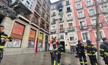 Rescatadas nueve personas de una pensión por un incendio en un edificio en el centro de Madrid