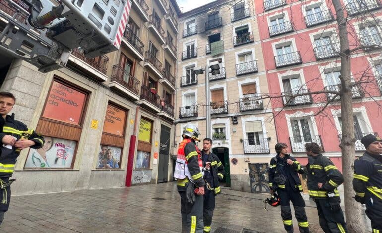 Rescatadas nueve personas de una pensión por un incendio en un edificio en el centro de Madrid