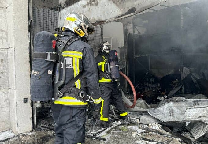 La Policía investiga el incendio en un taller de Alcalá de Henares en el que ardieron varios coches 