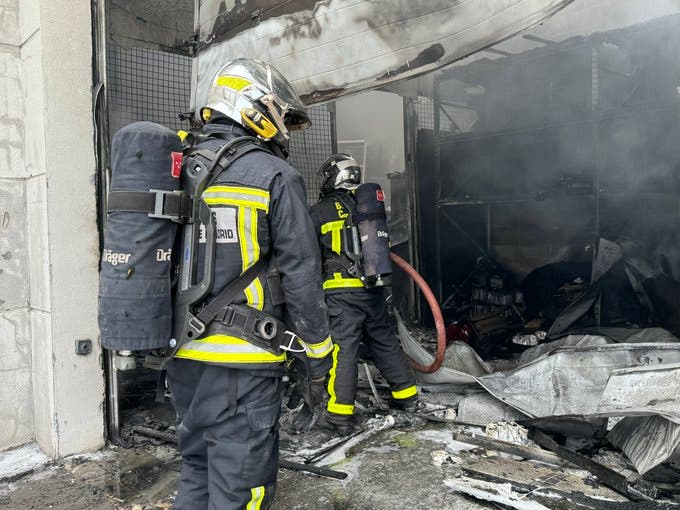 La Policía investiga el incendio en un taller de Alcalá de Henares en el que ardieron varios coches 