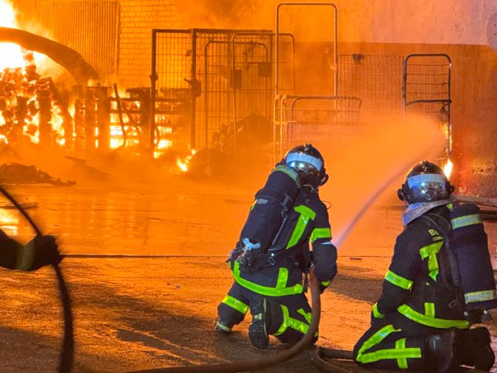 Un incendio arrasa 4.800 metros cuadrados de una nave de alimentación en Tres Cantos