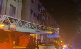Dos heridos graves en el incendio de una vivienda en San Blas