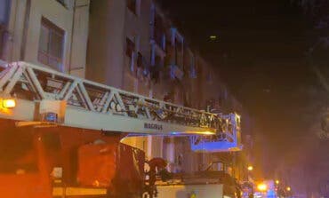 Dos heridos graves en el incendio de una vivienda en San Blas
