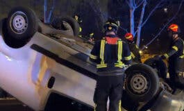 Dos heridos al volcar una furgoneta en una calle de Villaverde