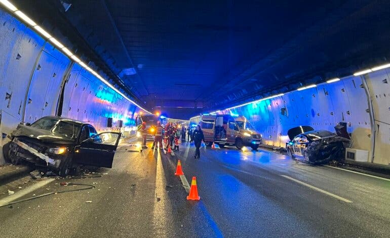 Dos heridos en un aparatoso accidente entre un coche y un VTC en el túnel de la M-30