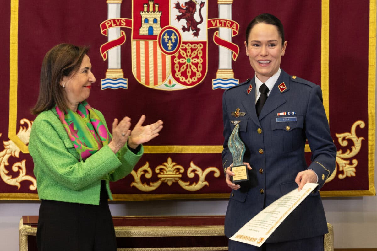La comandante Losa de la Base de Torrejón, primera mujer número uno de su promoción, premiada por ser un ejemplo en las Fuerzas Armadas