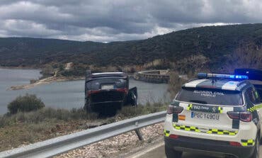 Un coche, a punto de caer a un embalse en Guadalajara tras sufrir un accidente