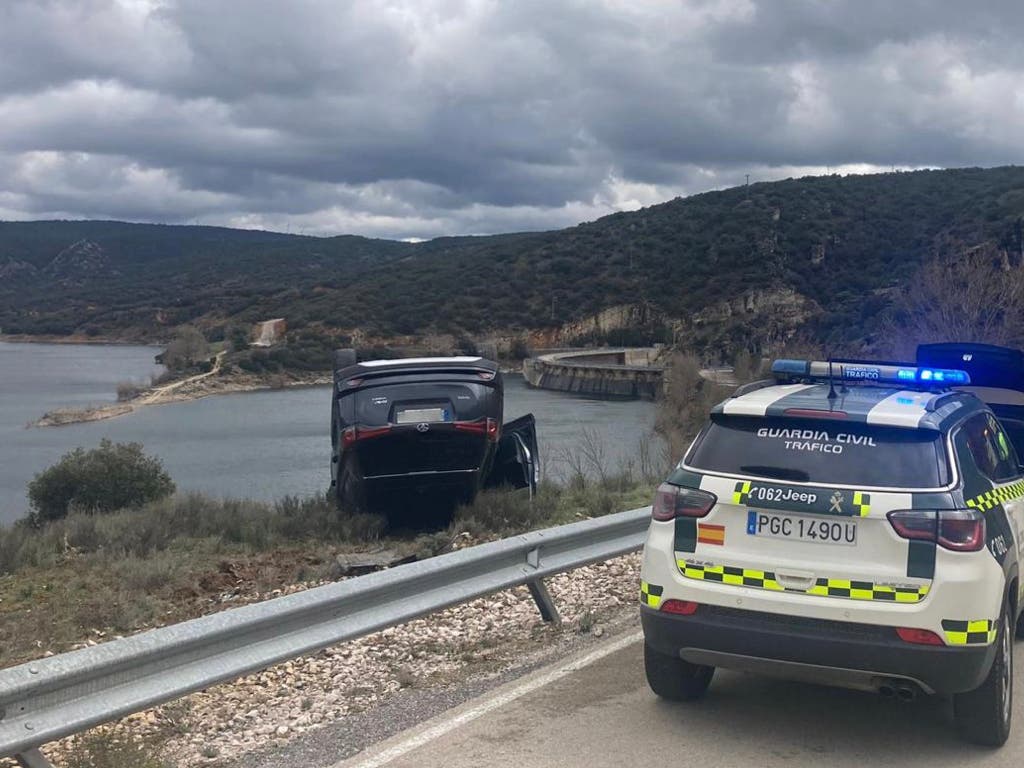 Un coche, a punto de caer a un embalse en Guadalajara tras sufrir un accidente