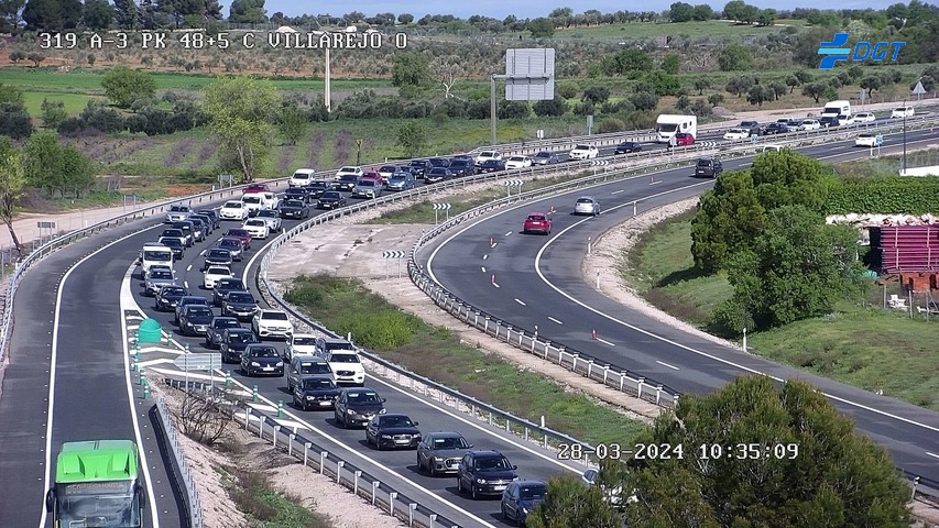 Tráfico complicado en varias carreteras madrileñas en la operación salida de Jueves Santo