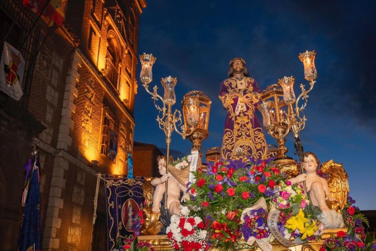 La procesión de Jesús de Medinaceli tiñó de morado nazareno las calles de Alcalá