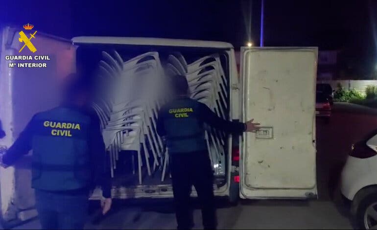 Detenidos en Azuqueca por robar 740 sillas de terrazas en bares del Corredor del Henares