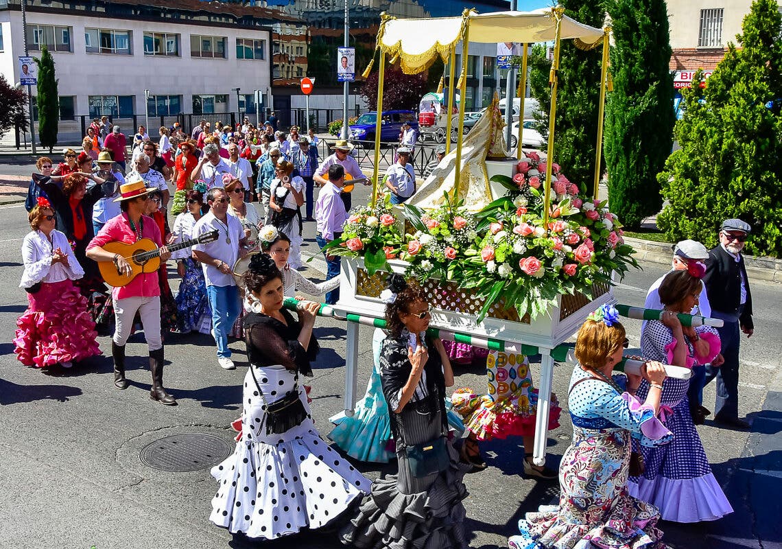 Las calles de Torrejón se llenarán de romeros, caballos, carretas y trajes de flamenca este sábado  