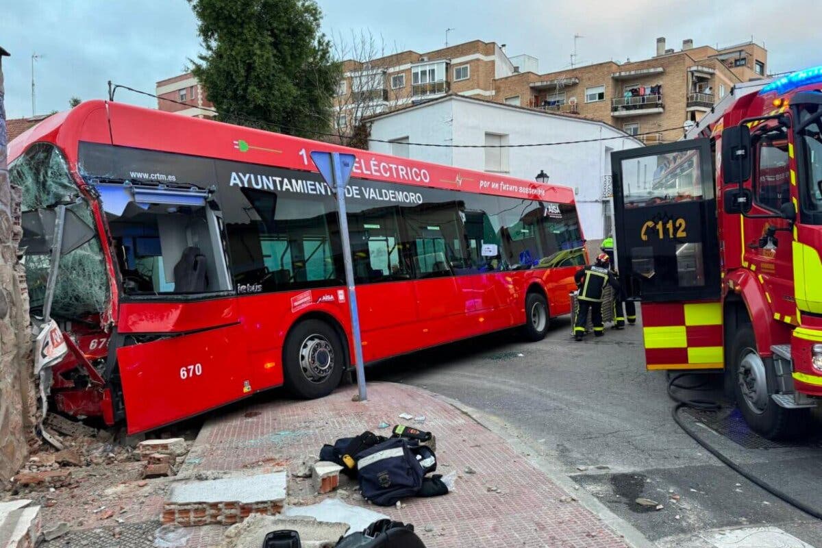 15 heridos, dos graves, al impactar un autobús urbano contra un muro en Valdemoro  