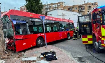 15 heridos, dos graves, al impactar un autobús urbano contra un muro en Valdemoro  