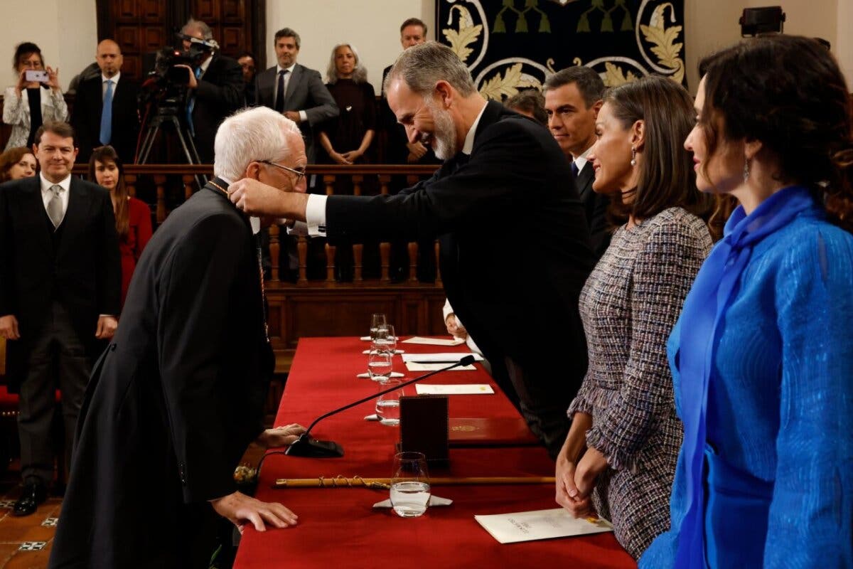 Los Reyes entregan el Premio Cervantes en Alcalá de Henares con Sánchez abucheado a su llegada 