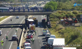Muy grave un camionero tras chocar contra un puente en la A-2, en Alcalá de Henares 