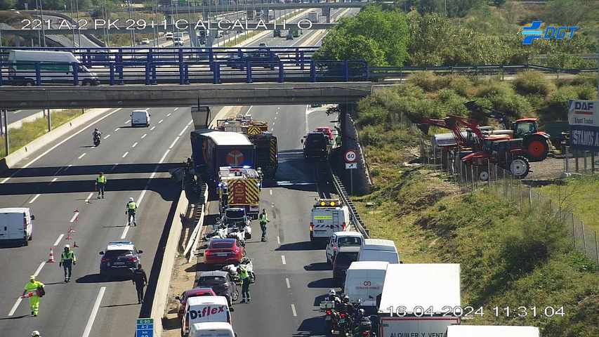 Muy grave un camionero tras chocar contra un puente en la A-2, en Alcalá de Henares 