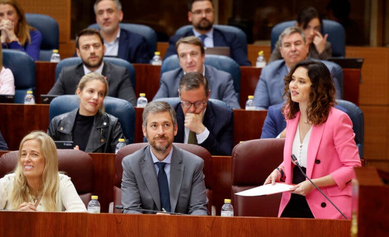 Ayuso deja en evidencia a la izquierda por el contrato de Broncano: «Se podría pagar el sueldo a 400 médicos»