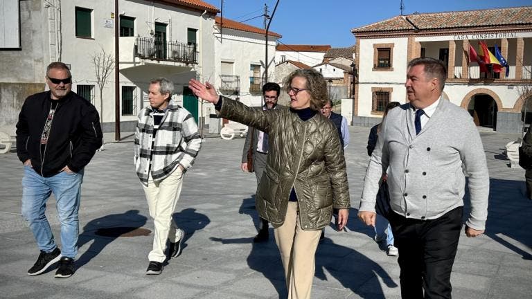 La Comunidad de Madrid reforma la Plaza de la Constitución de Valdeavero