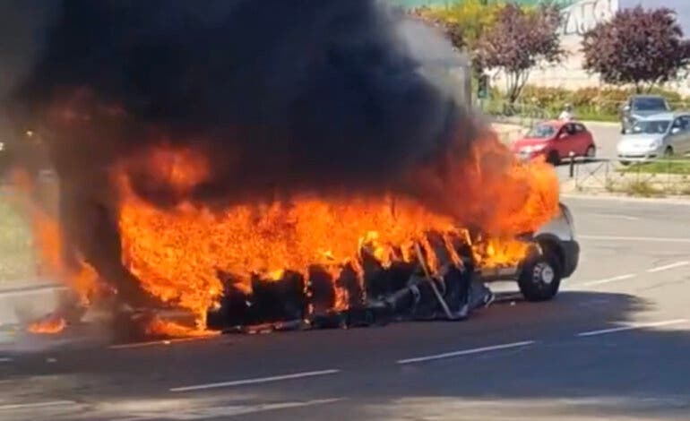 Un camión circulando envuelto en llamas y sin conductor causa el pánico en la M-11