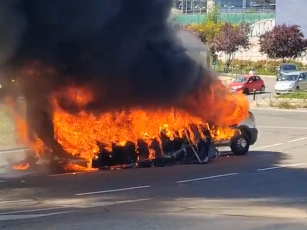 Un camión circulando envuelto en llamas y sin conductor causa el pánico en la M-11