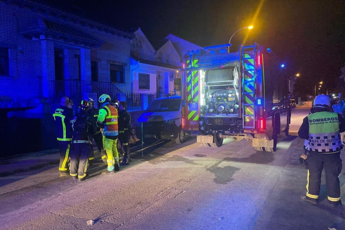 Un herido muy grave en el incendio de un chalet en Torres de la Alameda