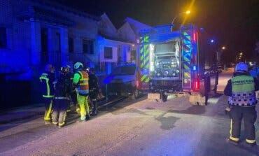 Un herido muy grave en el incendio de un chalet en Torres de la Alameda