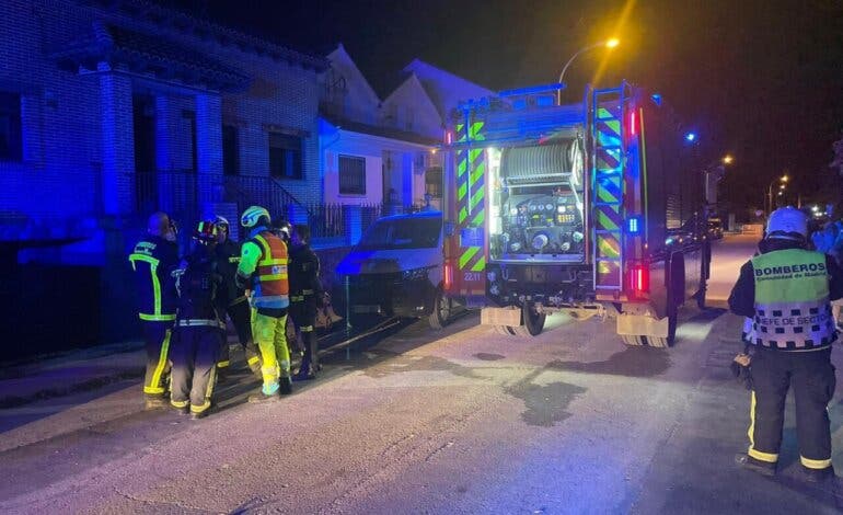 Un herido muy grave en el incendio de un chalet en Torres de la Alameda