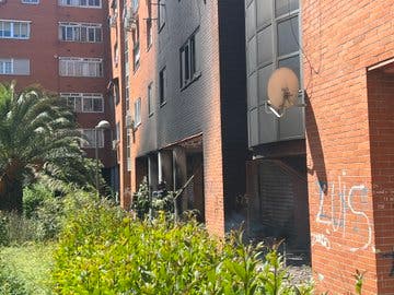 Nueve intoxicados en el incendio de un edificio de viviendas en Puente de Vallecas