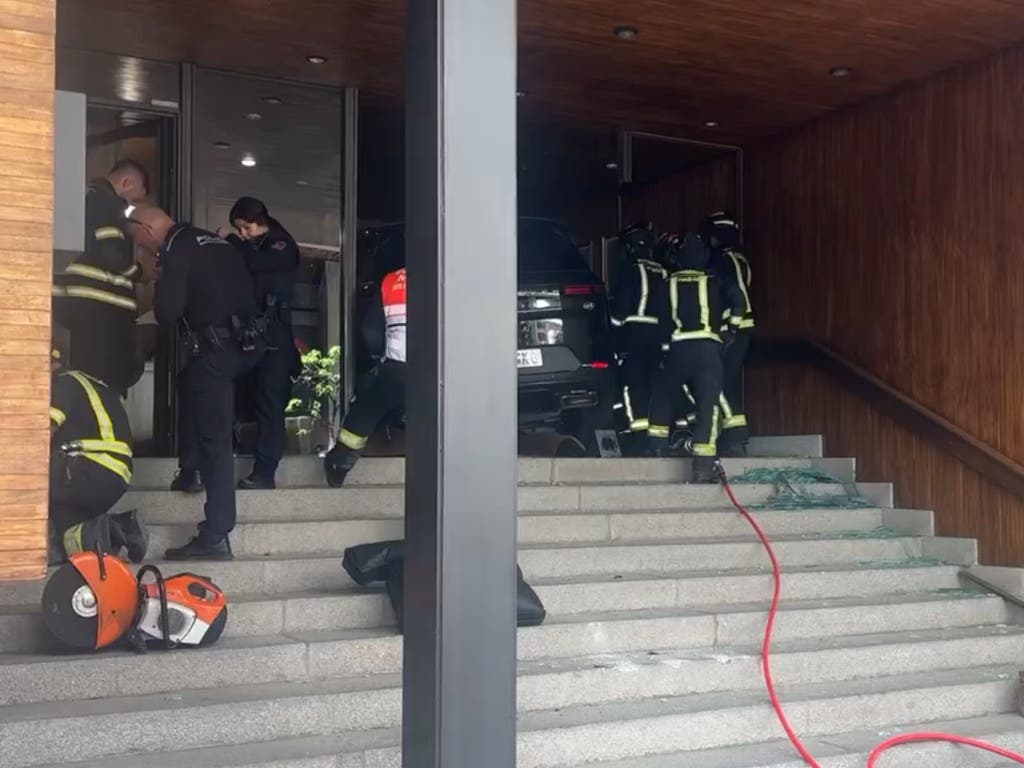 Un vehículo se estrella contra un portal en el barrio de Salamanca de Madrid y golpea los ascensores