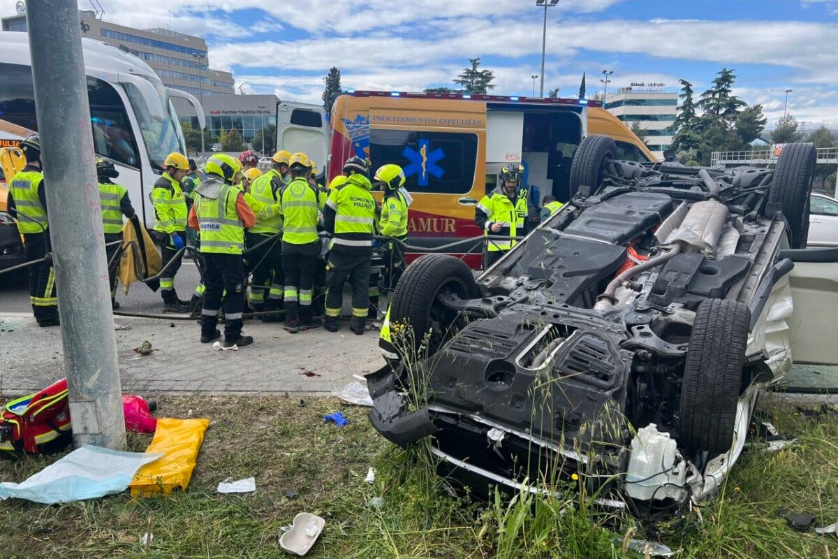 Complicado rescate de una conductora herida grave tras volcar su coche en la A-1