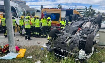 Complicado rescate de una conductora herida grave tras volcar su coche en la A-1