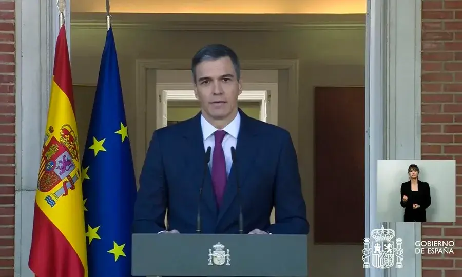 Pedro Sánchez anuncia que ha decidido seguir al frente del Gobierno «con más fuerza si cabe»