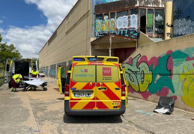 Herido grave un joven tras caer desde una altura de seis metros en una nave abandonada en Las Rozas