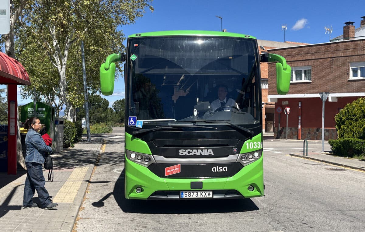 Los vecinos de Altos de Jarama, en Paracuellos, recuperan el autobús a Canillejas  