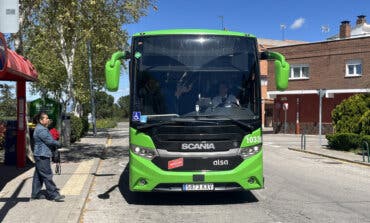 Los vecinos de Altos de Jarama, en Paracuellos, recuperan el autobús a Canillejas  