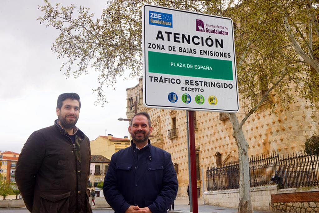 En marcha la Zona de Bajas Emisiones de Guadalajara con las señales ya destapadas 