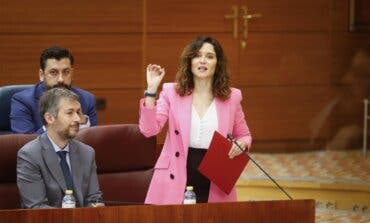 Ayuso anuncia un nuevo incentivo de 500 euros mensuales para los médicos de los centros de salud de difícil cobertura