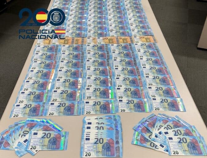 Detenidos en Madrid dos jóvenes por comprar móviles de segunda mano a particulares con billetes falsos de gran calidad 