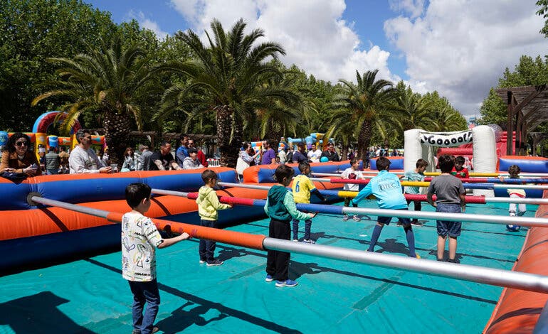 Castillos hinchables, rocódromo, futbolín humano... Torrejón celebra este sábado múltiples actividades gratuitas para los niños 