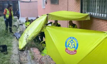 Herido grave un hombre tras caer de un primer piso por una ventana en Moratalaz 